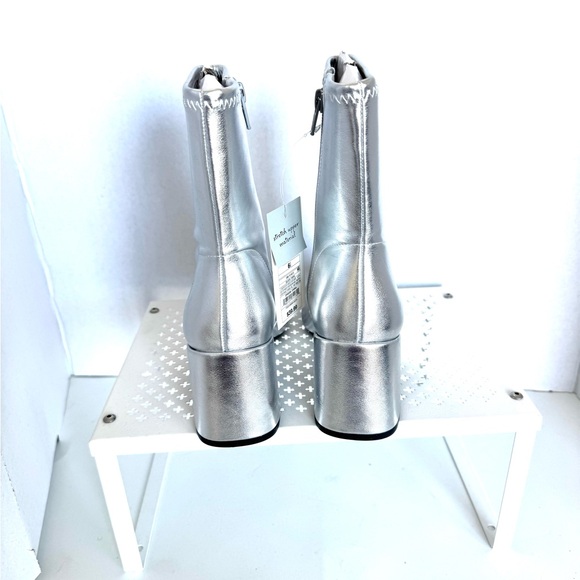 a new day Silver Ankle Boots Zipper Closure Size 6  Block Heel 2.5 Inch - Picture 4 of 8